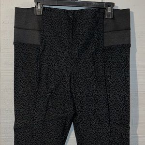 XL Thalia & Sodi leopard print skinny casual ankle pants